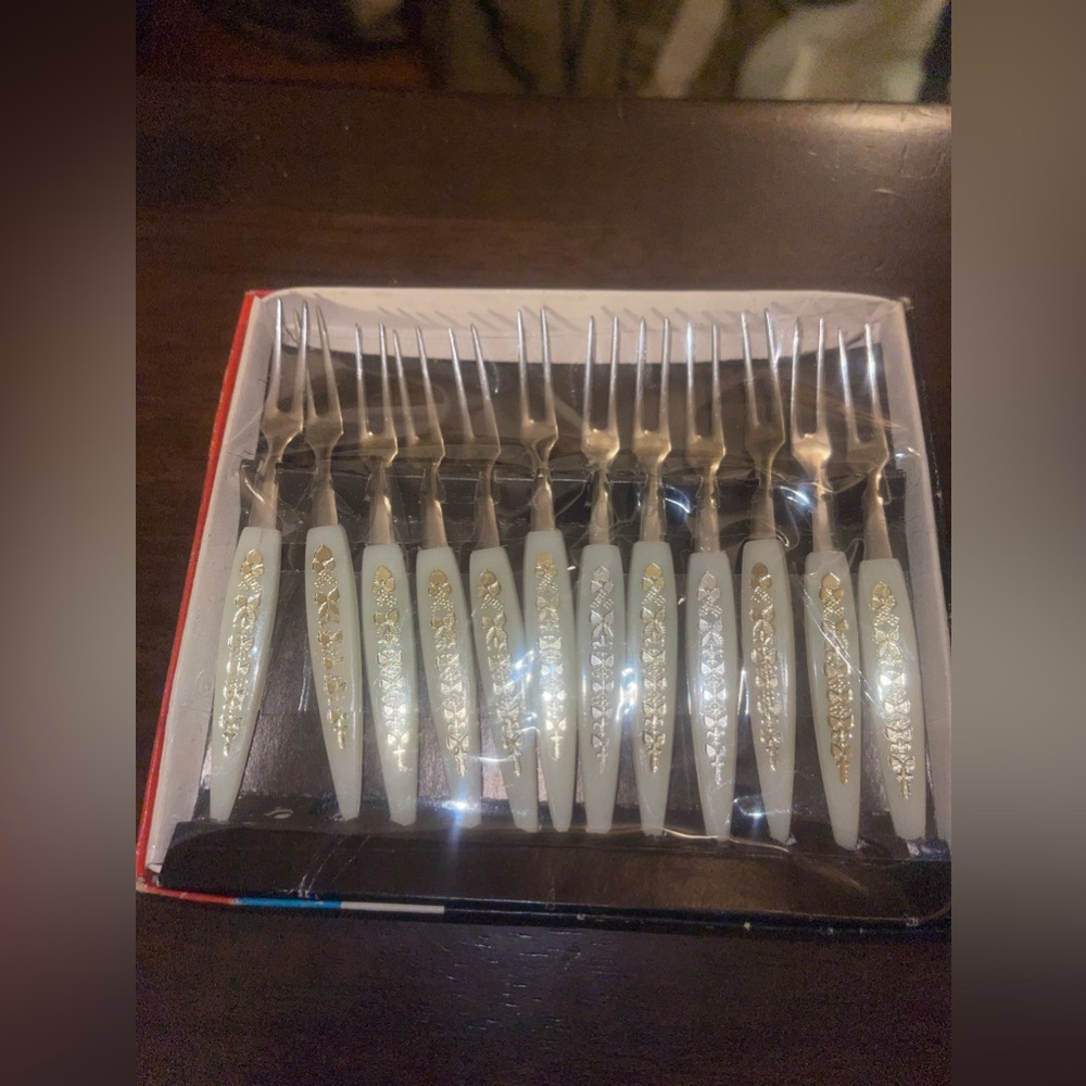 Unique Vintage Appetizer Forks and Cheese/Butter Knives Set. MINT STILL IN BOX. - Picture 2 of 6